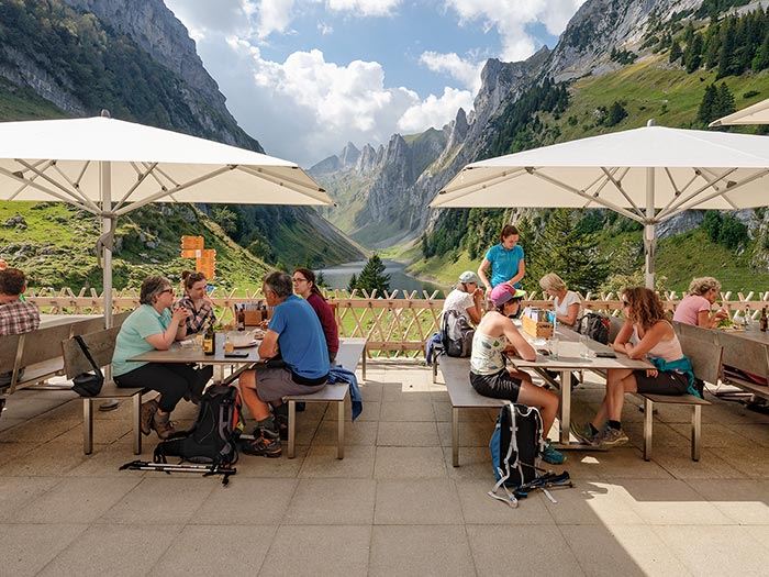 Gartenbänke und Gartentische für die Gastronomie