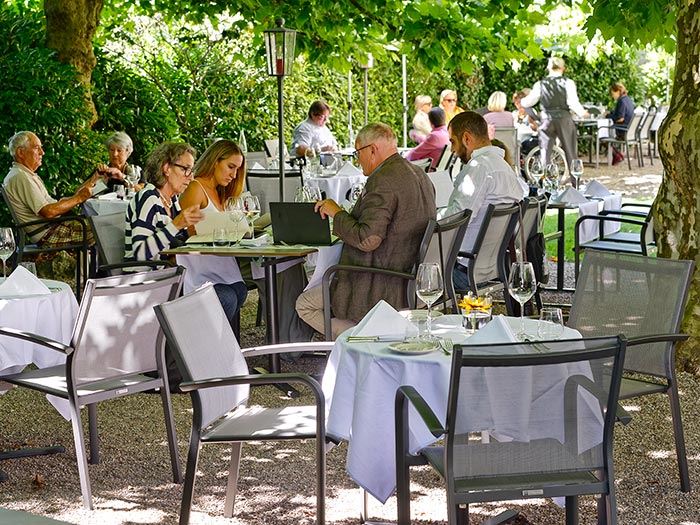 Runde und eckige outdoor Gartentische für die Gastronomie